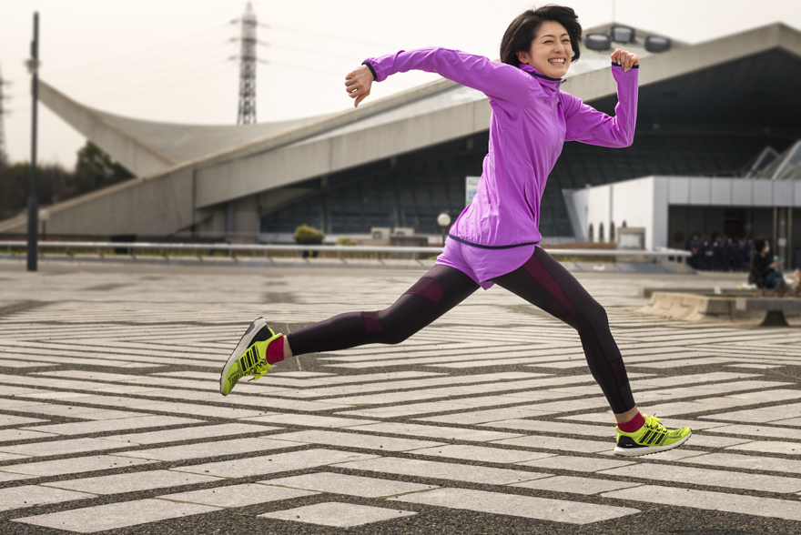 ピンクのスポーツウェアを着て走っている阿部哲子の画像